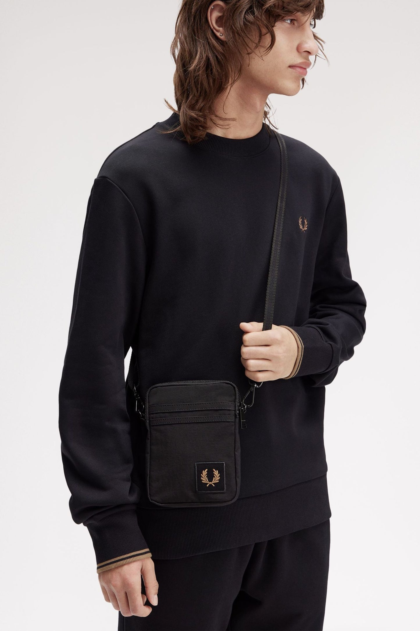 FRED PERRY NYLON BADGE SMALL SIDE BAG